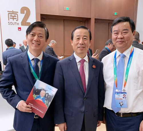 湖南省委副書記、省長許達哲（中）、湖南省副省長何報翔（右一）、澳優(yōu)董事長顏衛(wèi)彬（左一）在進博會現(xiàn)場合影