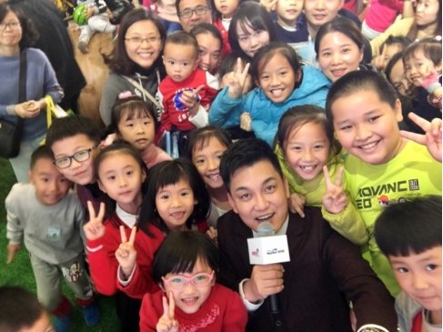 幽默有趣的村長李銳和孩子們親切合影