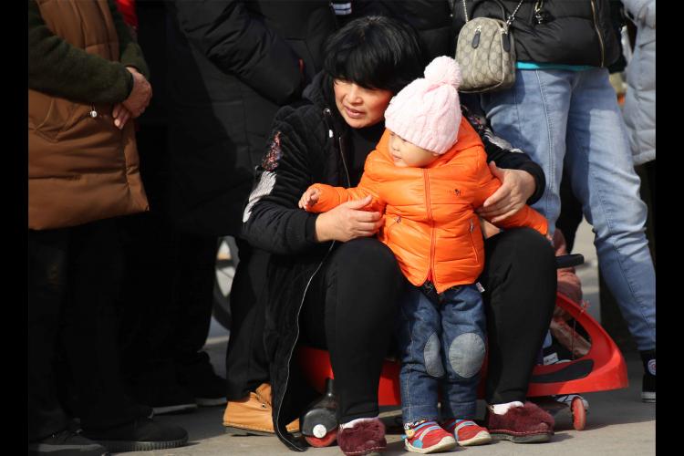 父母帶孩子返回工作地 專家提倡家長陪伴孩子成長