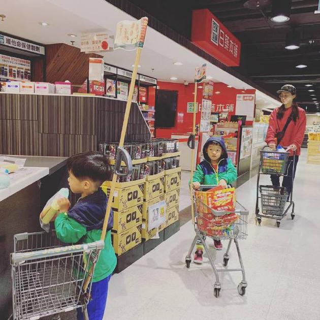 范瑋琪帶兒子逛超市 飛飛翔翔排隊(duì)結(jié)賬乖巧十足