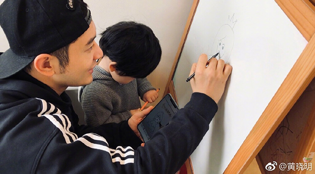 黃曉明罕見(jiàn)曬2歲兒子 小海綿頭發(fā)搶鏡