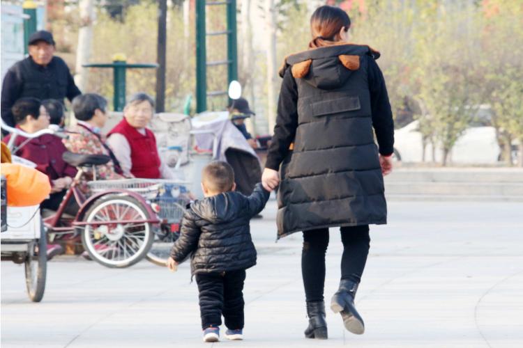 從幼兒園回家路上，只問孩子四個問題就行了
