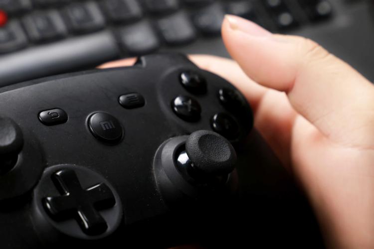 Kimi沉迷玩魔方 陳若儀嚴(yán)格控制使用平板時(shí)間獲贊