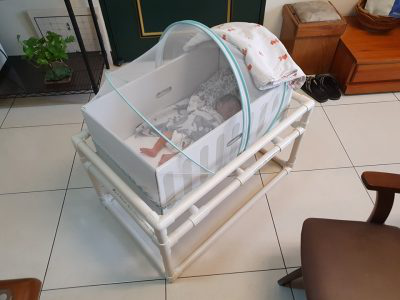 和以往嬰兒床說再見，有媽媽喂芬蘭床就夠了