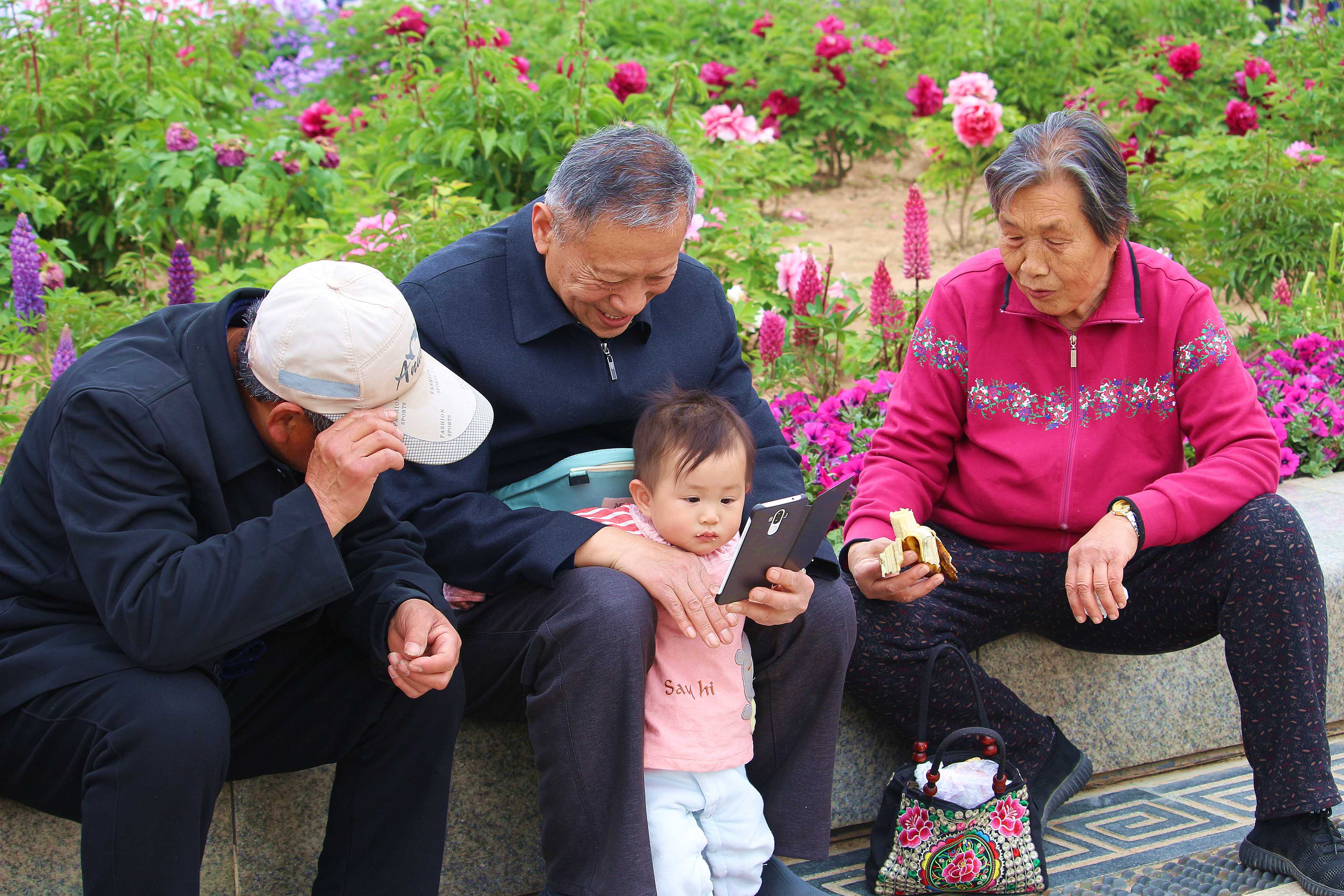 把孩子交給長輩撫養(yǎng)時(shí)，一定要警惕過度寵愛