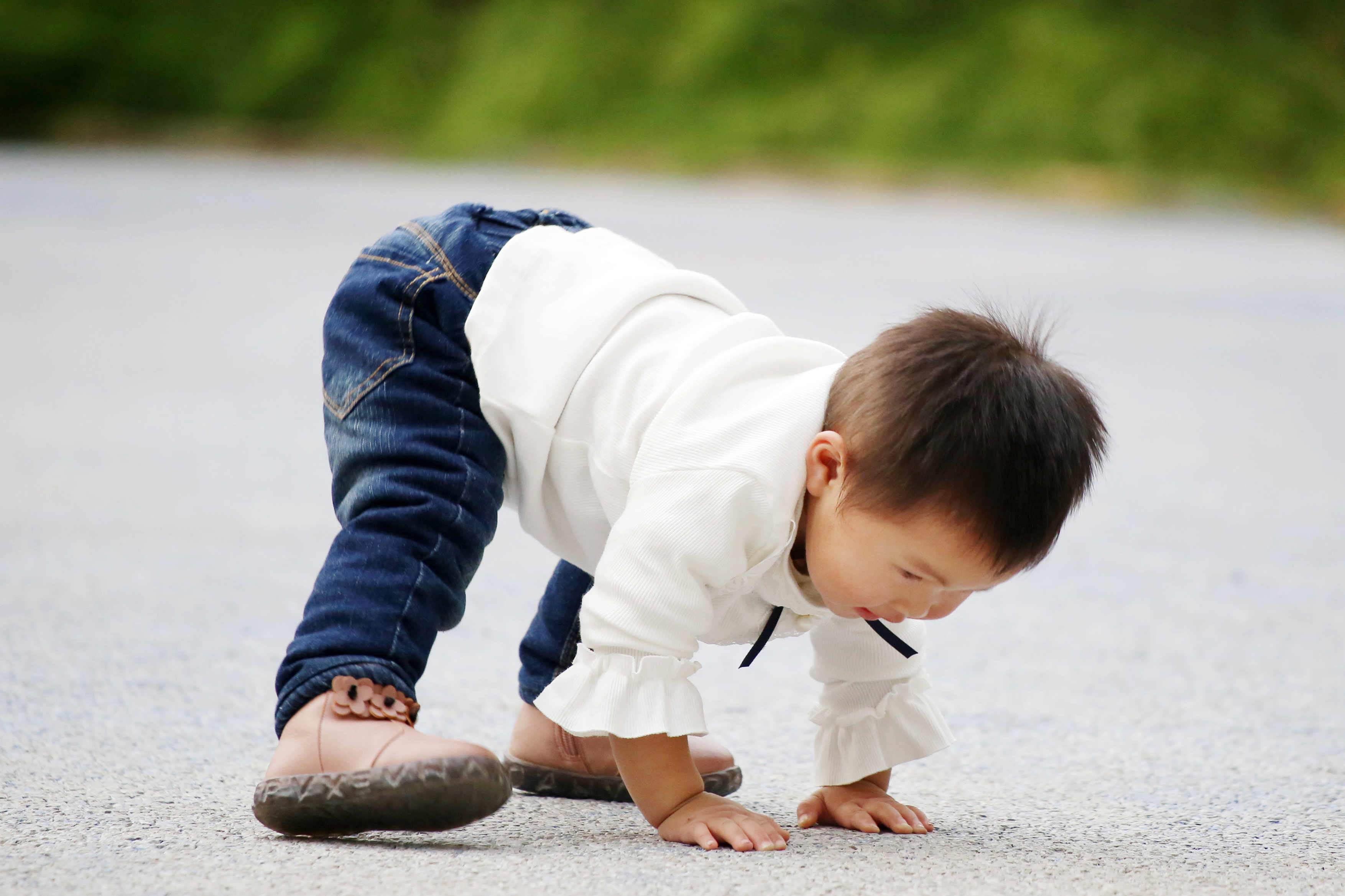 孩子光腳跑會受寒？沒那么嬌氣