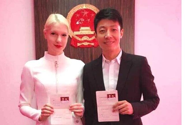 撒貝寧當(dāng)?shù)?！妻子低調(diào)曬全家福 龍鳳胎好羨慕