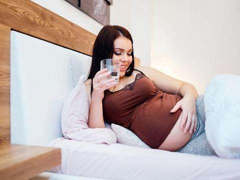 孕期補(bǔ)水有講究 孕媽這3種水不宜喝