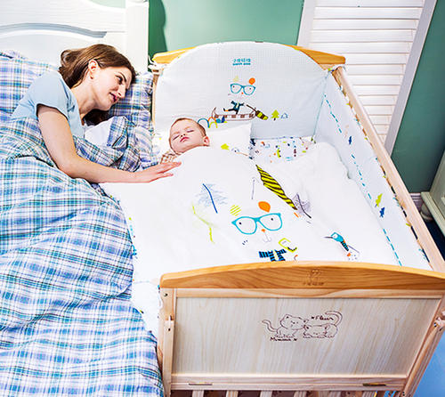 李玫瑾直言：別著急跟娃“分床睡” 時間點要把握好