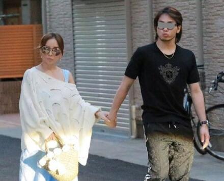 濱崎步孕肚曝光代孕風(fēng)波不攻自破 明星產(chǎn)子都那么讓人吃驚