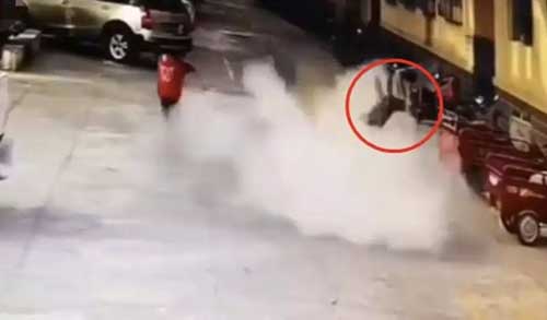 “熊孩子”往井蓋內(nèi)扔炮被炸飛 井蓋飛起3米高！