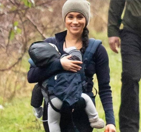 梅根抱娃遛狗自由自在 凱特王妃紅色裙子美出新高度