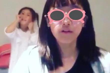 梧桐妹在家錄制作業(yè)影片 妹妹咘咘在身后手舞足蹈