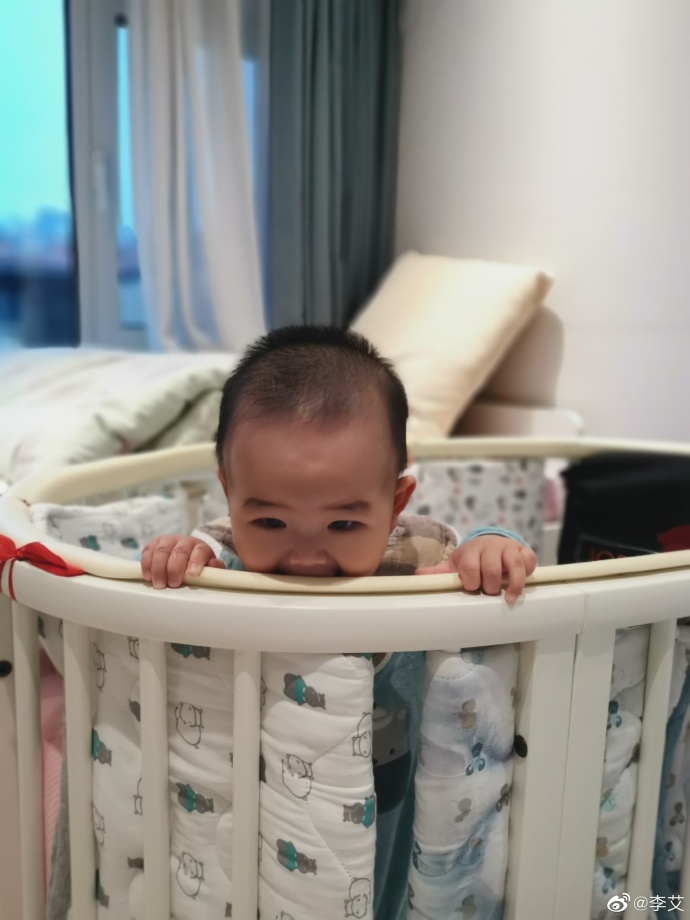 李艾又被兒子咬了！小家伙咬完還一臉壞笑