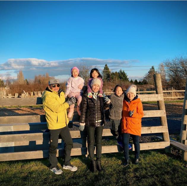 劉畊宏綠洲曬全家福小泡芙可愛出鏡