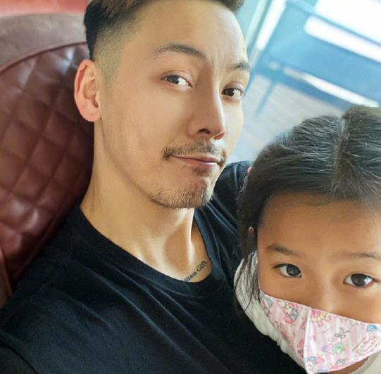 陳偉霆宅家陪小侄女 粉絲笑其親子博主上線