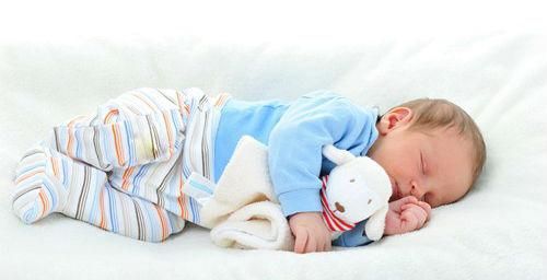 寶寶睡覺蹬被子，可不止是嫌熱