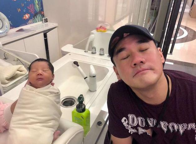 53歲吳大維升級(jí)當(dāng)爸 女兒正面照曝光父女模樣神似