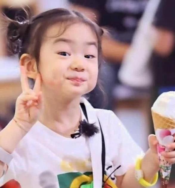 同樣是潮媽，戚薇和李小璐打扮起女兒天差地別