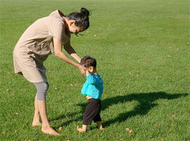 家有“懶寶寶”不愿走路，父母該怎么辦