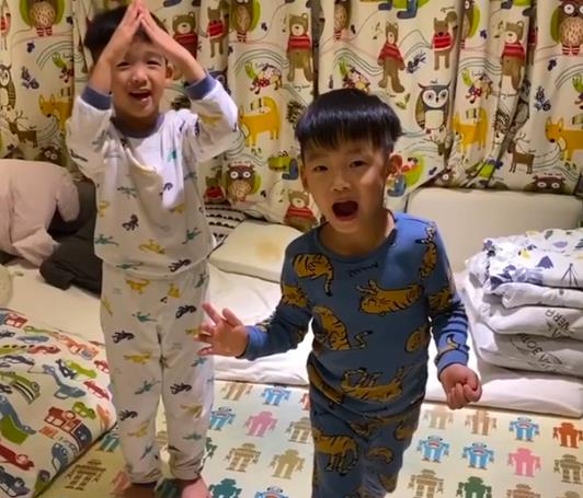 陳建州陪兩兒子玩木頭人游戲 搞怪稱順便練肌耐力