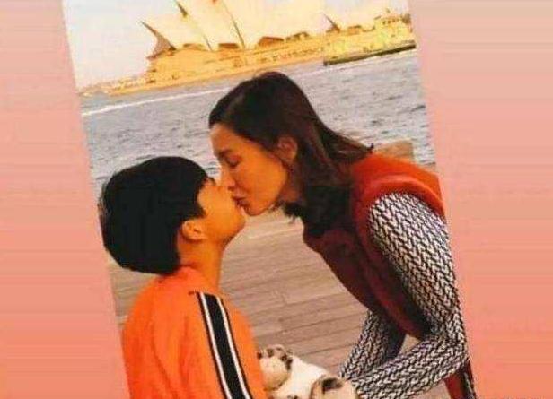 李嘉欣曬和8歲兒子泳池親吻照，異性親子間的“界限”怎么把握？