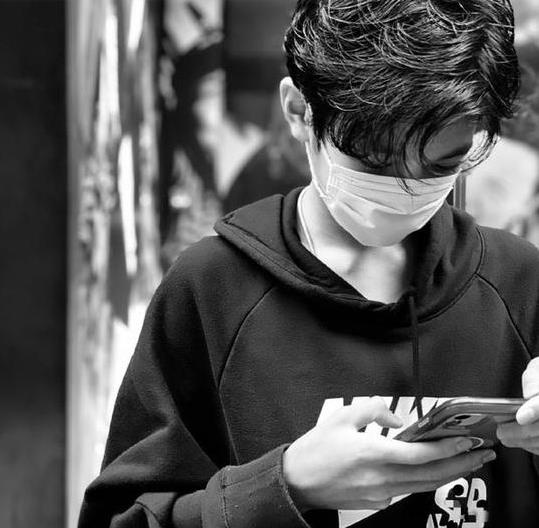 張智霖外出理發(fā)變攝影師 鏡頭下兒子魔童帥氣有型