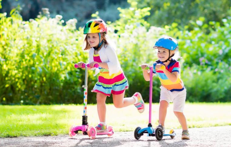 跟著親貝網(wǎng)一起來盤點兒童滑板車的利弊