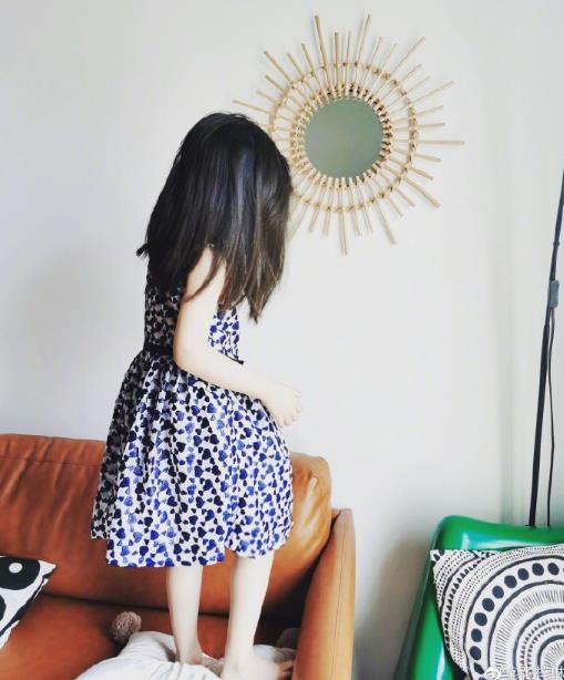 世界小姐張梓琳曬女兒近照 胖妹發(fā)量驚人