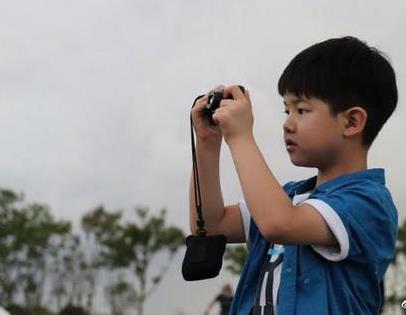 安吉舉相機認真觀察世界 胡可：懷念沒有長胖的你