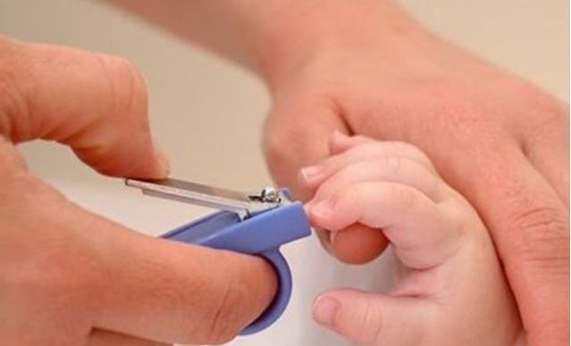 新生兒手那么小，指甲應(yīng)該怎樣剪才對？