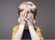 孩子膽小會(huì)影響正常發(fā)展 家長(zhǎng)正確引導(dǎo)更自信