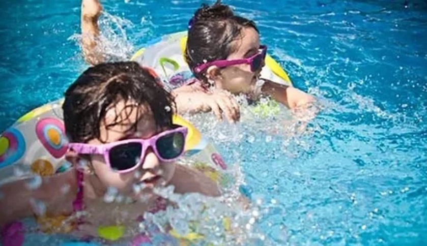 兒童游泳最佳年齡，過早害處多