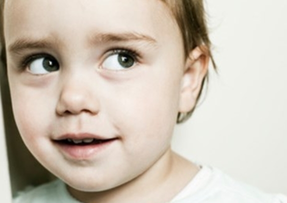 孩子患了斜視怎么辦？日常護理要做到4點