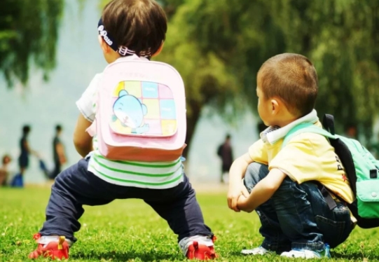 駝背、高低肩、八字腳不良體態(tài)，會(huì)毀了孩子一生 !如何糾正？