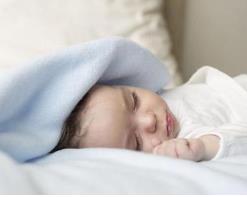 寶寶不好好睡覺別著急 爸媽記住學(xué)會動動手指