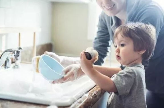 宅假期 孩子家務(wù)好習(xí)慣受益一生