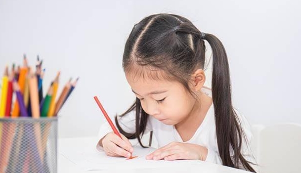 可以早拿筆 不必早寫字