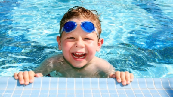 孩子早學(xué)游泳有助于提高智商