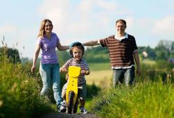 江南草長(zhǎng)雜花生樹 帶孩子戶外活動(dòng)仍須謹(jǐn)慎