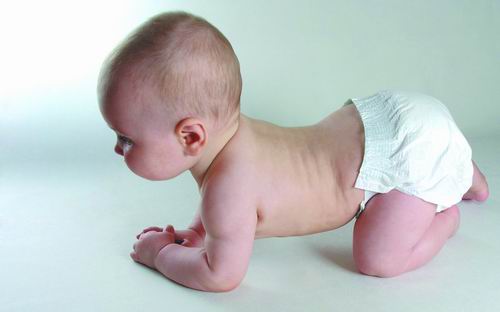爬行對寶寶來說至關(guān)重要 家長要注意哪些事項(xiàng)呢