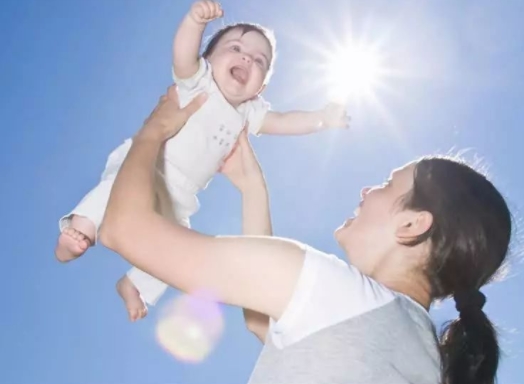 剛出生的寶寶曬太陽要注意什么？新生兒曬太陽注意事項(xiàng)