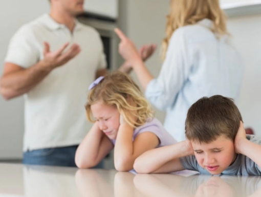 為了孩子教育！夫妻吵架動(dòng)起刀