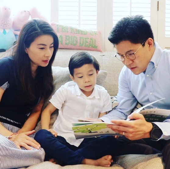 霍啟剛郭晶晶宅家享親子時(shí)光 陪大兒子窩沙發(fā)閱讀溫馨有愛