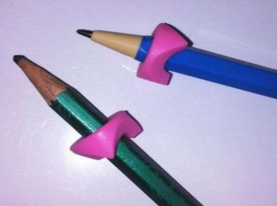 握筆器已經(jīng)成為了小學(xué)生的新寵，小孩寫字用握筆器好嗎