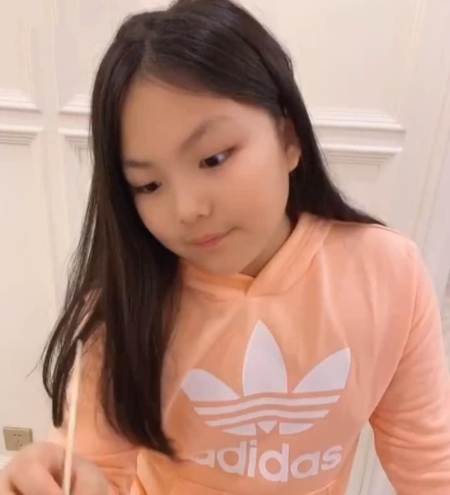 王詩(shī)齡瘦了！長(zhǎng)發(fā)披肩十分清秀可愛