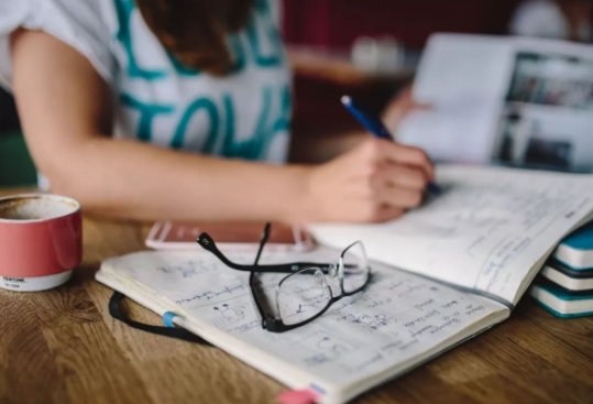 孩子自制力不足是學(xué)習(xí)差的重要原因，培養(yǎng)自制力有四個做法