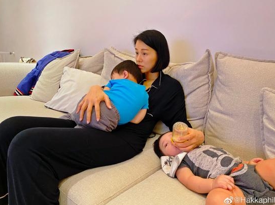 胡杏兒一手抱大寶，一手給二寶喂奶，二胎家庭的歡樂日常