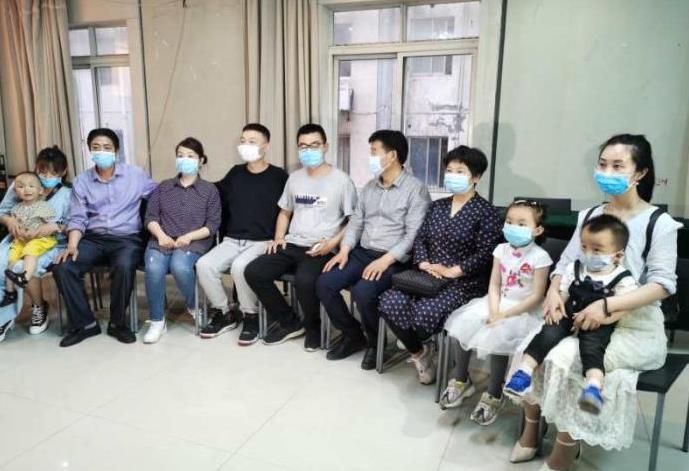 “錯(cuò)換人生28年”的兩家人跨省認(rèn)親 兩家人的“全家?！?/>
      <div   id=