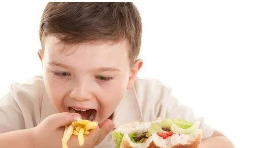 孩子吃得太飽也會長不高